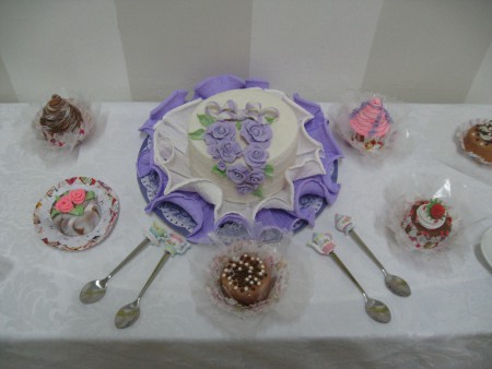 Nossa mesa de biscuit e cupcakes